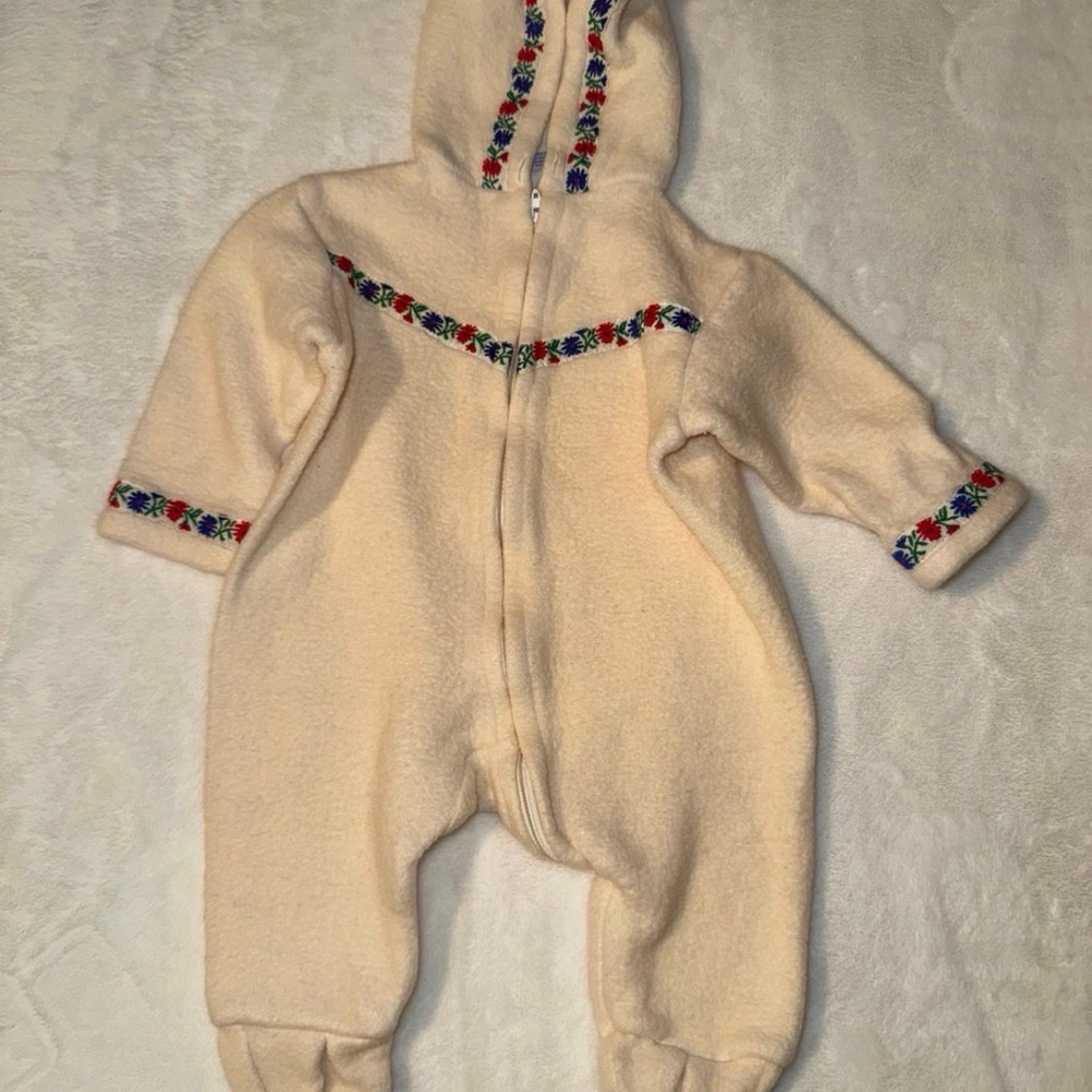 Vintage Carter’s Jama-Blanket with hood. No drawstring in hood. Size small